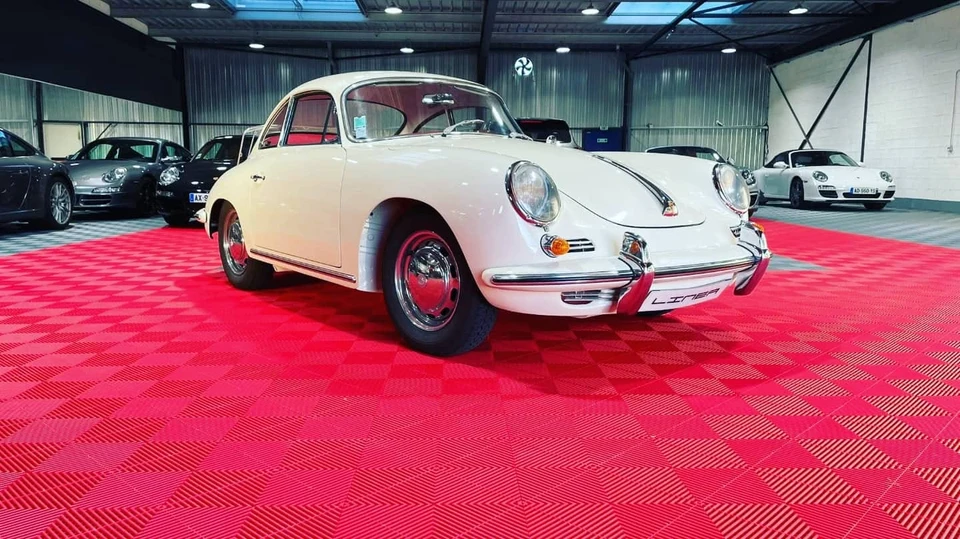 Gros Plan De Vendeur De Voiture Donnant Des Clés À Un Client Mâle Dans Un Showroom