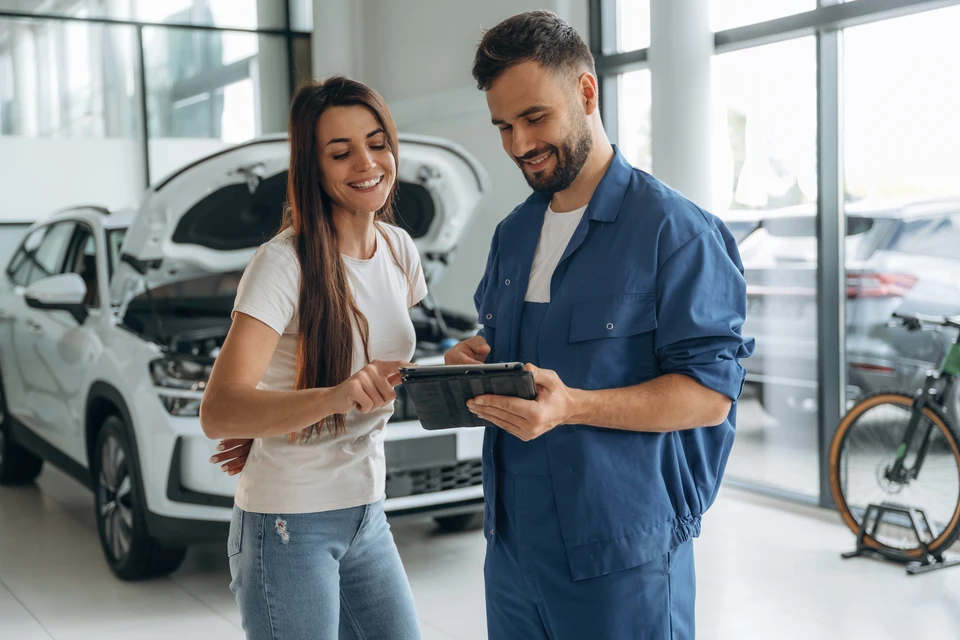 Entretien et entretien de la voiture, mécanicien d'auto de gros plan à l'aide de la clé pour réparer le problème du moteur des pièces de rechange et du service d'assurance automobile